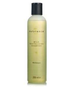 Kokybiškas plaukų šampūnas su vitaminu B3, provitaminu B5 ir rinktiniais augalų ekstraktais išplauna ir pamaitina plaukus. Suteikia jūsų plaukams natūralaus švytėjimo, elastingumo ir blizgesio.