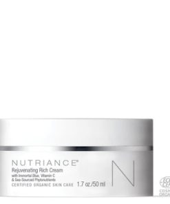 „Nutriance Organic Rejuvenating Rich Cream“ yra sodriai maitinanti formulė, kuri drėkina odą ir mažina smulkias raukšleles ir raukšles.